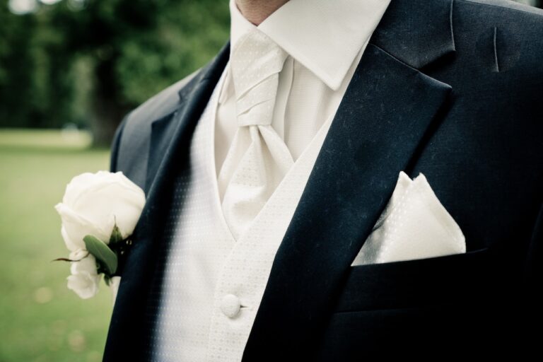 How to select the appropriate attire for a wedding