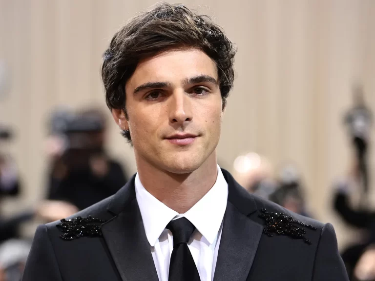 Jacob-Elordi-Biography-Height-Weight-Age-Movies-Wife-Family-Salary-Net-Worth-Facts-More